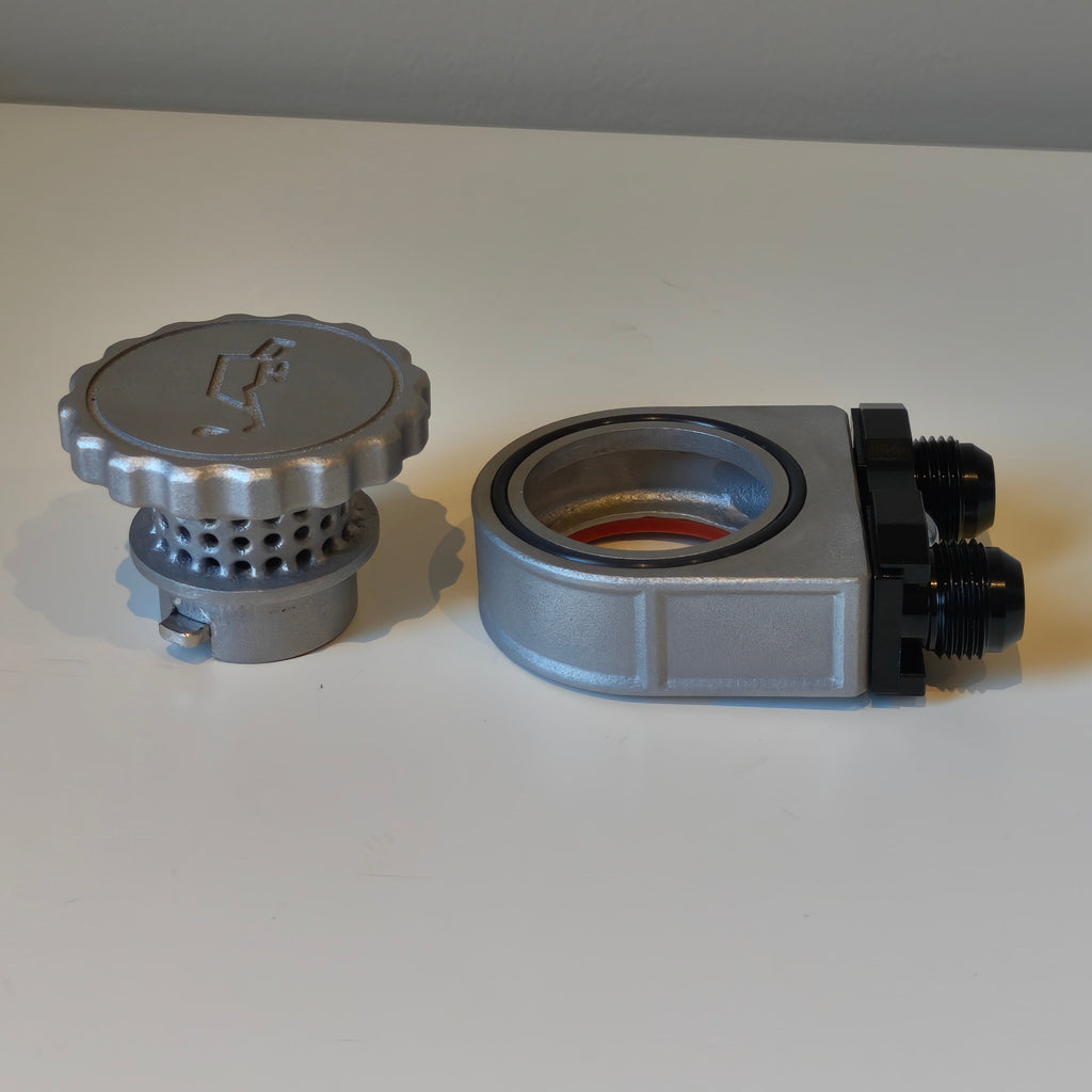 BMW Vented Oil Cap aluminium - perforated cap and AN10 adapter separated