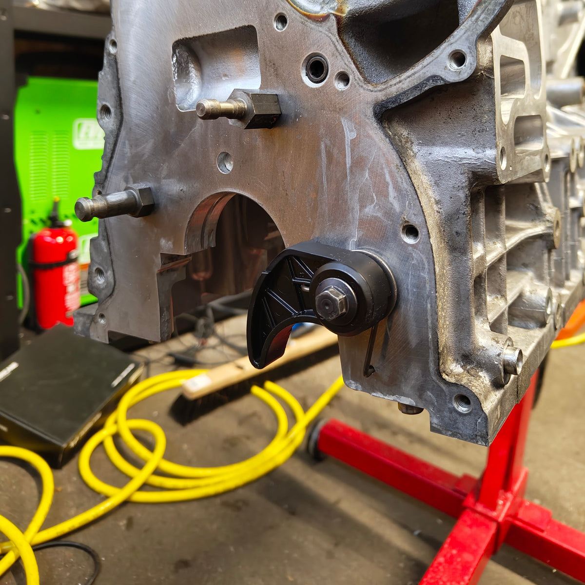 Oil pump chain tensioner installed on an M54 engine